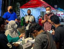 Kapolda Metro Jaya Irjen Pol Dr M Fadil Imran melakukan peninjauan di sejumlah tempat vaksinasi di sentra kuliner DKI Jakarta