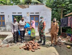 Sambangi Warga Yang Tertimpa Musibah, Jajaran Polsek Mancak Bersama Sat Binmas Polres Cilegon Salurkan Bantuan Kemanusiaan