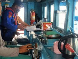 Personel Ditpolairud Polda Banten Gelar Patroli Dialogis dan Bagikan Masker di Perairan Merak