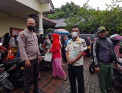 Personel Polsek Pasar Kemis Monitoring Dan Pengamanan Penyaluran BPNT, Pastikan Tepat Sasaran.