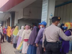 Awasi Prokes, Satgas Covid-19 Cegah Kerumunan Warga saat Antri Beli Minyak Goreng Subsidi