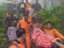 Anggota Koramil Tawangmangu Bersama Relawan Gunung Lawu Evakuasi Korban Pendaki Gunung Lawu