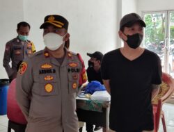 Kapolsek Cengkareng Kompol Ardhie Demastyo meninjau vaksinasi Covid-19 yang menyasar warga Rumah Susun Flamboyan,