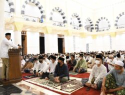 Forkopimda Tarawih Perdana di Masjid Agung Madaniah