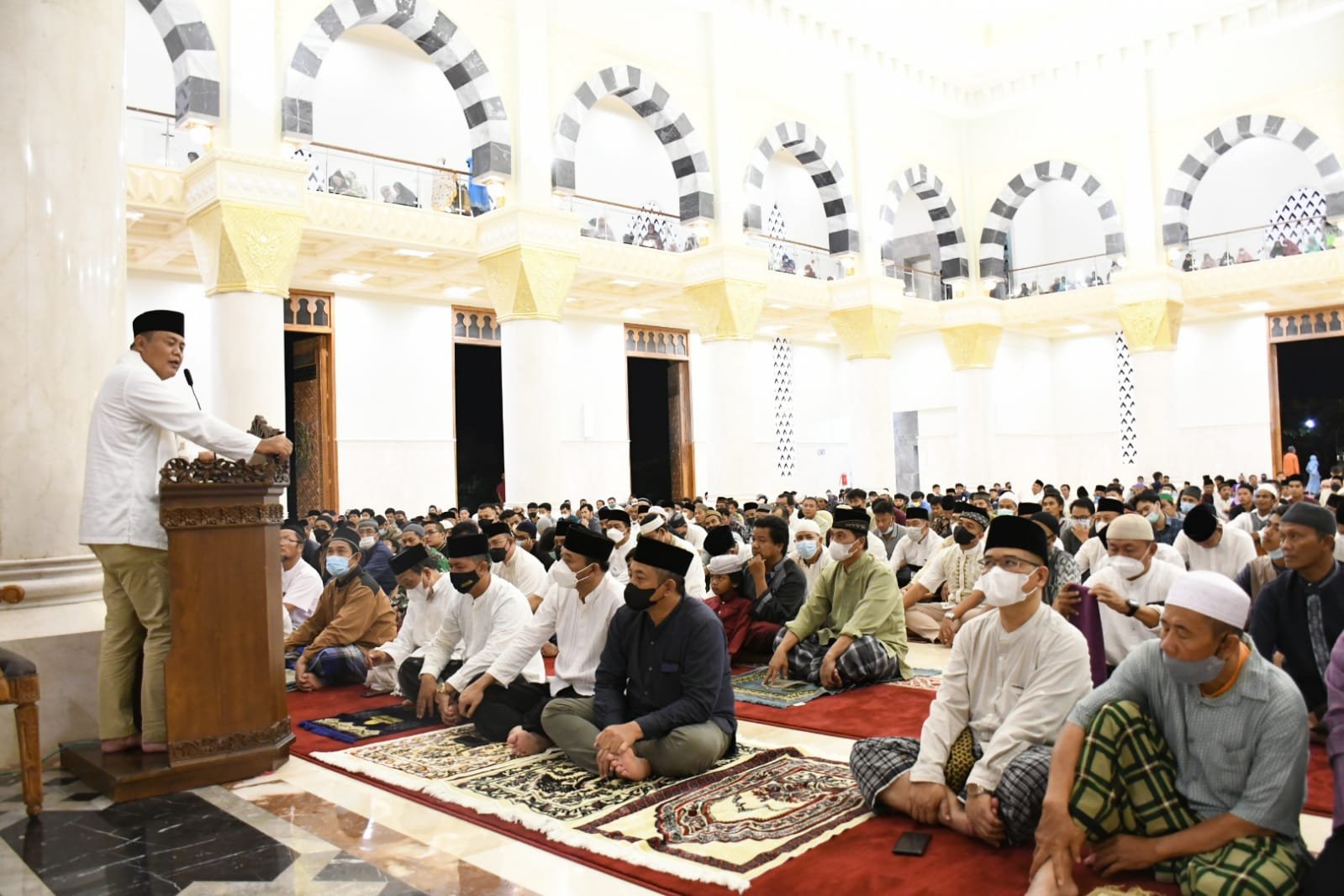 Forkopimda Tarawih Perdana di Masjid Agung Madaniah Kabupaten Karanganyar