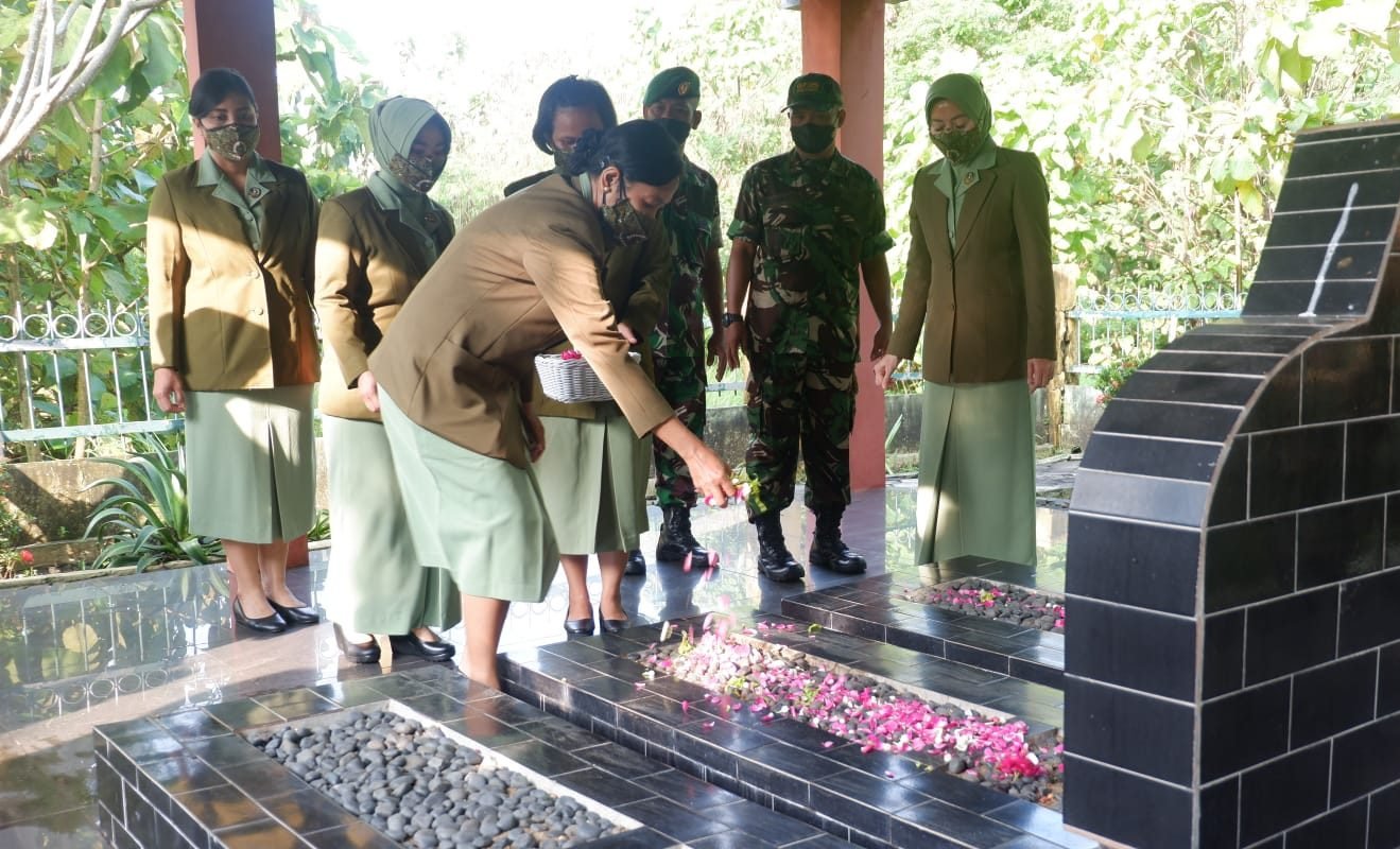 Persit Kartika Chandra Kirana Ziarah Ke Taman Makam Pahlawan Kusuma Bhakti Jurug