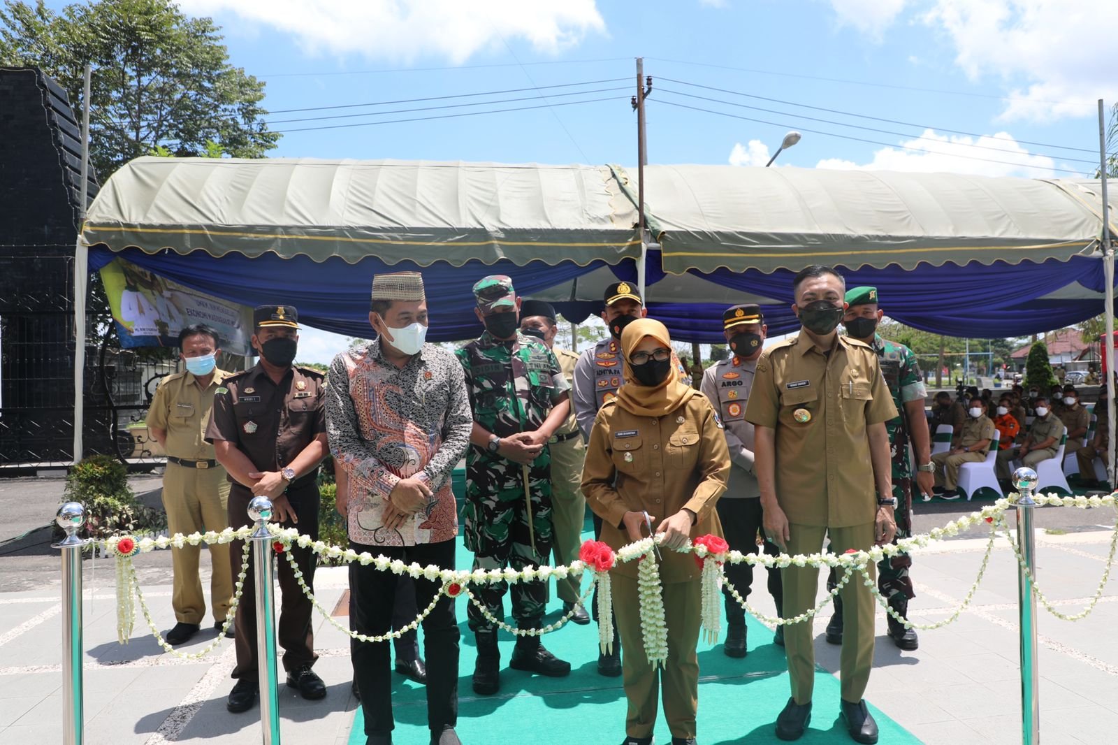 Dandim 0808Blitar Dampingi Bupati Blitar Buka Bazar Ramadhan