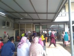 Protes Kebijakan Penyesuaian Daya Dari 450 VA Menjadi 1300 VA Warga Geruduk Kantor PLN