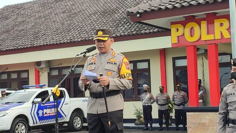 Kapolres Blora Polda Jawa Tengah AKBP Aan HardiansyahSHMH memimpin apel gelar pasukan Operasi Patuh Candi Tahun 2022