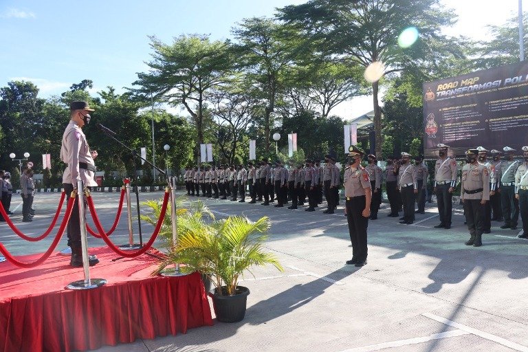 Kapolresta Tangerang Kombes Pol R Romdhon Natakusuma SH SIK MH memimpin langsung upacara kenaikan pangkat pengabdian