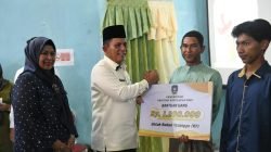 Gubernur Ansar Serahkan Bantuan Insentif RT RW dan Posyandu