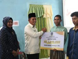 Gubernur Ansar Berikan Bantuan Insentif RT/RW dan Posyandu di Jemaja