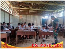 Personel Satgas Yonarmed 19/105 Trk Bogani Mengajar Anak-Anak Di Sekolah Dasar Perbatasan RI-Malaysia.