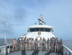 Bertemu di Perairan Perbatasan, Kapal Patroli Bakamla RI dan Malaysia Patroli Bersama