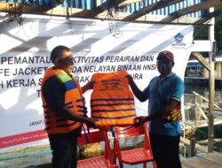 Stasiun Bakamla Jayapura Bagikan 30 Life Jacket Kepada Nelayan