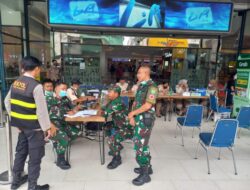 Petugas Gabungan Operasi Lilin Lodaya 2022 Gelar Vaksin di Pos Pengamanan Kota Sukabumi