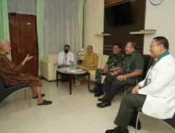 Panglima TNI Jenguk Mantan Wakil Presiden RI Ke-6