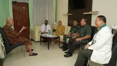 Panglima TNI Jenguk Mantan Wapres