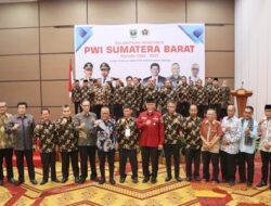 Atal S Depari Resmi Lantik Ketua PWI Sumbar