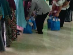 Warga RW 12 Perum TNI Puspa Raya Salurkan Sembako kepada Puluhan Dhuafa