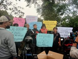 Rocky Gerung Sebut Jokowi ‘Bajingan Tolol’, Puluhan Masyarakat dan Ojol Indonesia Geruduk Rumahnya