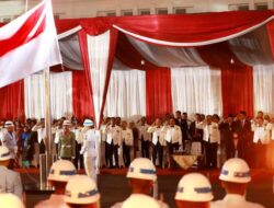 Presiden Jokowi Pimpin Upacara Parade Senja di Kemhan